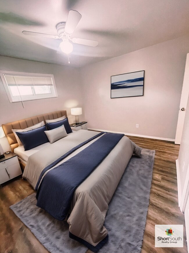 Building Photo - 2 bed 1 bath Duplex Ready for Immediate move in.