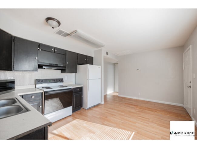 Building Photo - MOVE IN SPECIAL / FREE FIRST MONTH RENT! S...