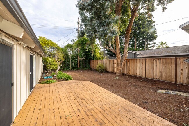 Building Photo - Charming 3 Bed, 2 Bath Single Story Home - Available Short Term!