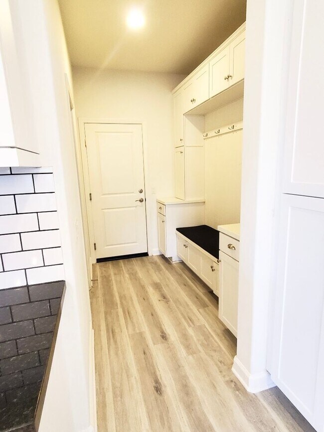 Building Photo - Beautiful Newer Construction Home in Chapm...