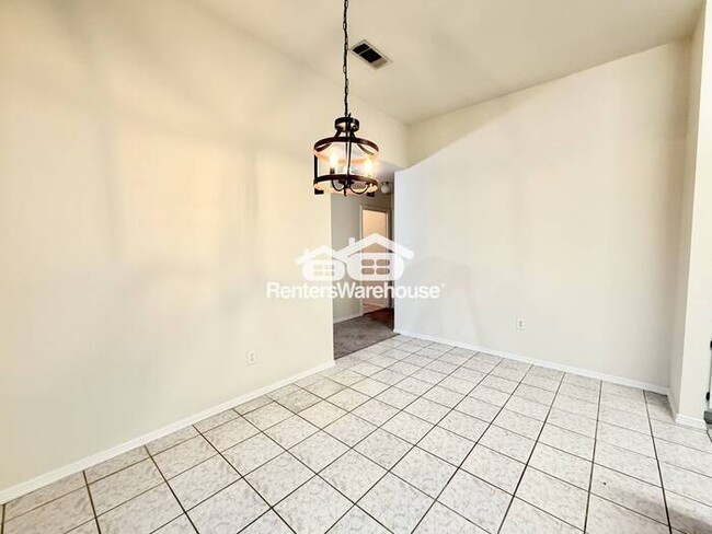 Building Photo - Ready for Move-In! Established neighborhoo...