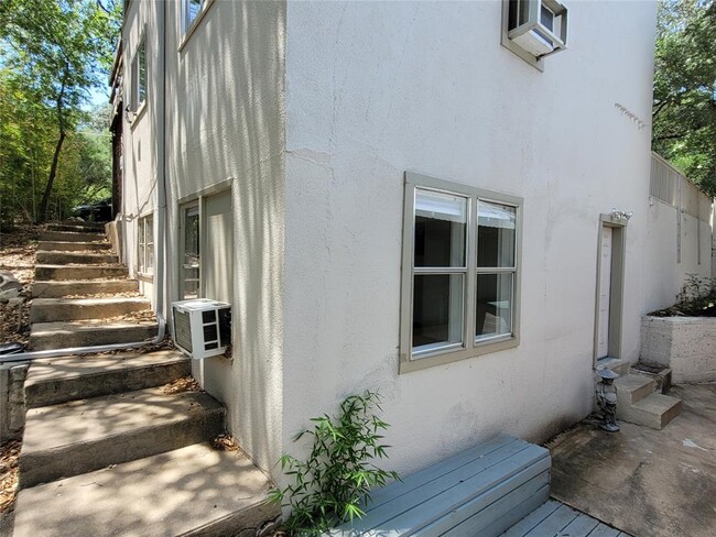 Building Photo - 1403 Windsor Rd