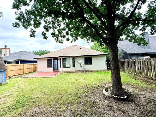 Building Photo - 206 Sunshadow Dr