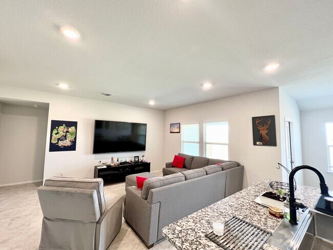 Building Photo - 4 bedroom, 2 bath 1 story home for lease