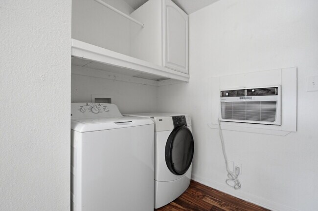 Building Photo - 1108 W McCarty Ln