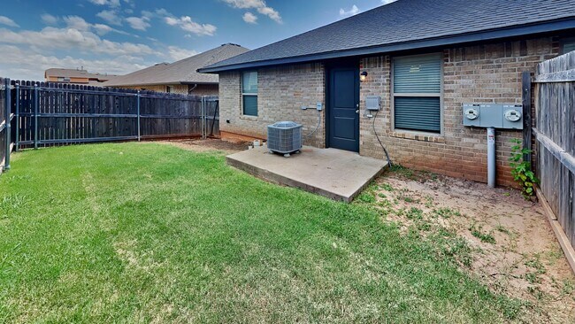 Building Photo - 2 Bedroom 1 Bathroom 1 Car Garage Duplex Close to Broadway Extension and 8 Minutes from Downtown OKC