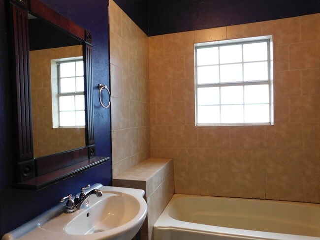 Building Photo - Newly Renovated 2 Bedroom House