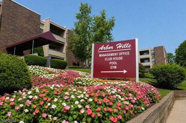 Building Photo - 833 Main St