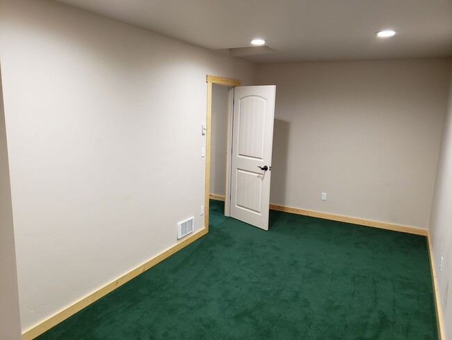 Building Photo - 702