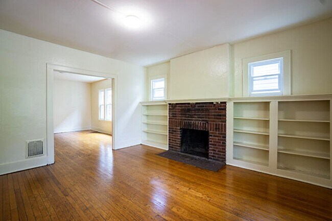 Building Photo - 3 Bedroom Apartment - Available 7/1/26 - C...