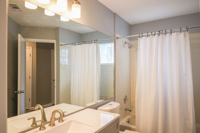Building Photo - Beautiful Remodeled Condo near Palmer Park