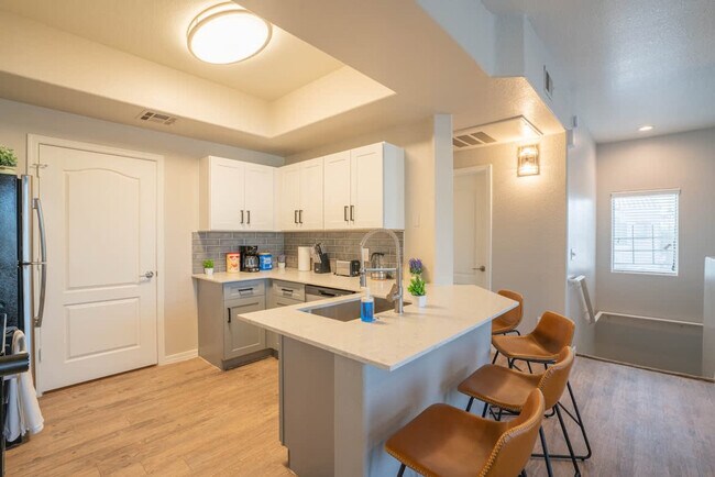 Building Photo - 10 W Minnezona Ave