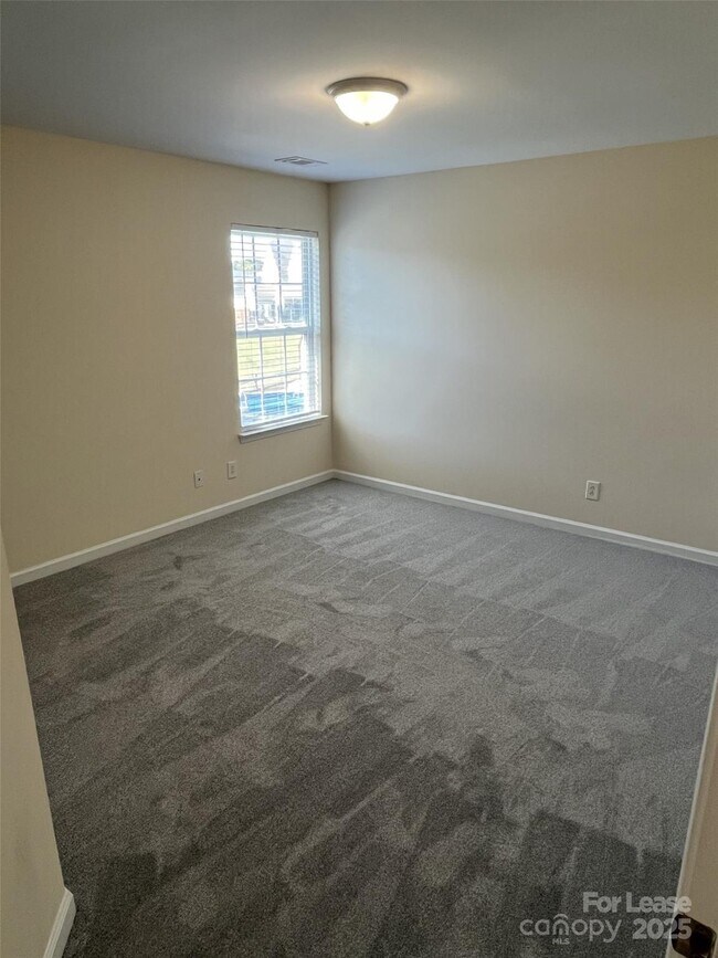 Building Photo - 242 Summit Park Ct