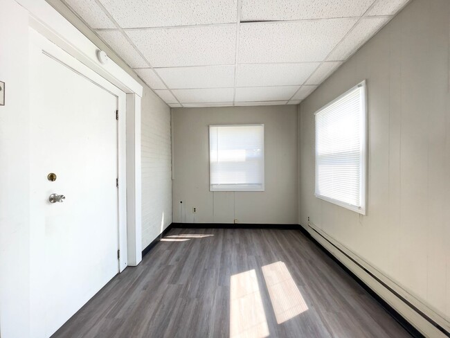 Building Photo - Charming 1-Bedroom Apartment Near Ball State University! New Flooring!