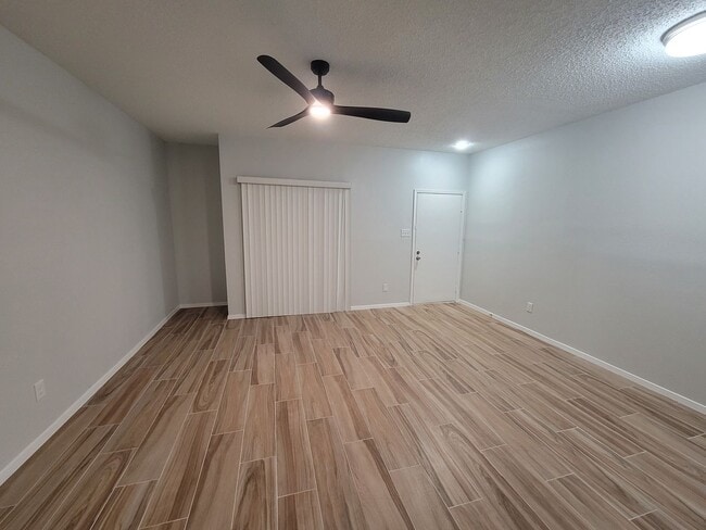 Building Photo - 7093 N Holiday Dr