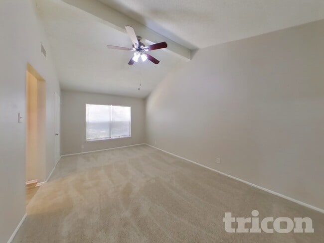 Building Photo - 15022 Old Creek St