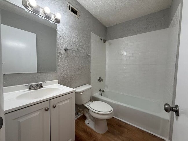 Building Photo - Fabulous Renovation!! Hermitage 1 Level Co...