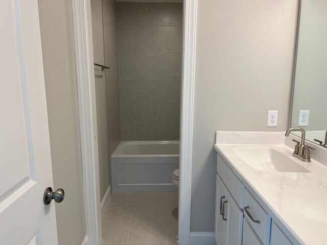 Building Photo - Lovely Three Bedroom Townhouse in Washington Square!- Half Off First Month's Rent For Qualified A...