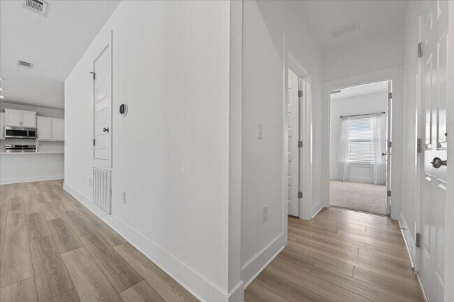 Building Photo - 210 Lyla Ln