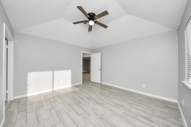 Building Photo - 2471 Falls Church Dr