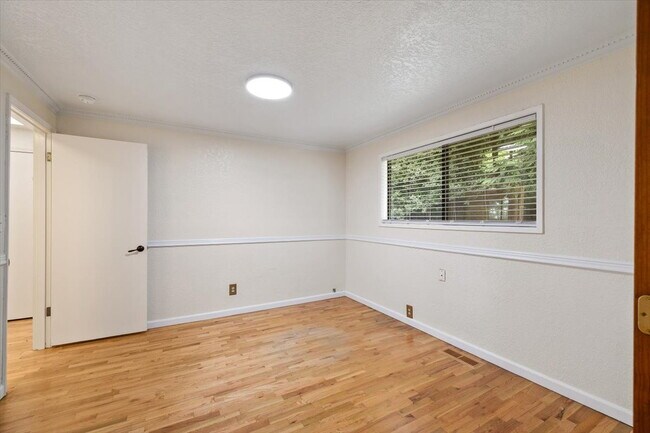 Building Photo - Spacious 3 bed 2.5 bath in Eastgate neighborhood.