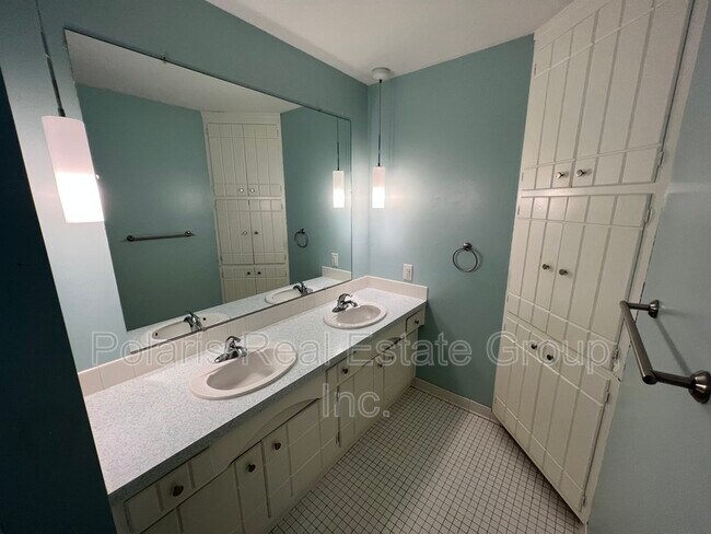 Building Photo - 8829 Rexford Rd