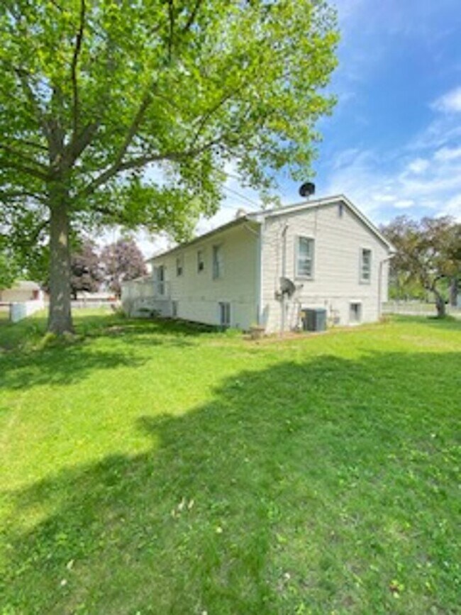 Building Photo - 3 Bedroom Home Available in Elkhart!