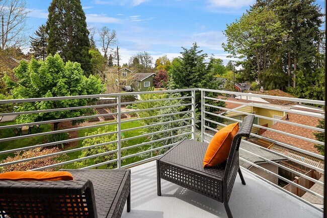 Building Photo - Maple Leaf - Northgate Home