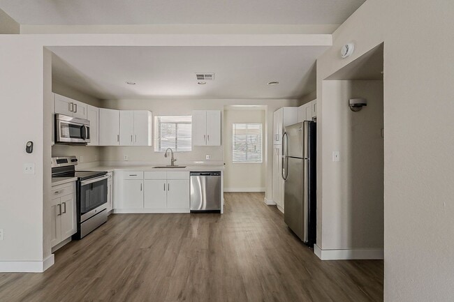 Building Photo - Remodeled 2bed/2ba Townhome - Ask about our Move-in Specials