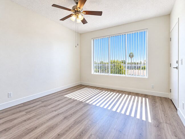 Building Photo - 11649 Oxnard St