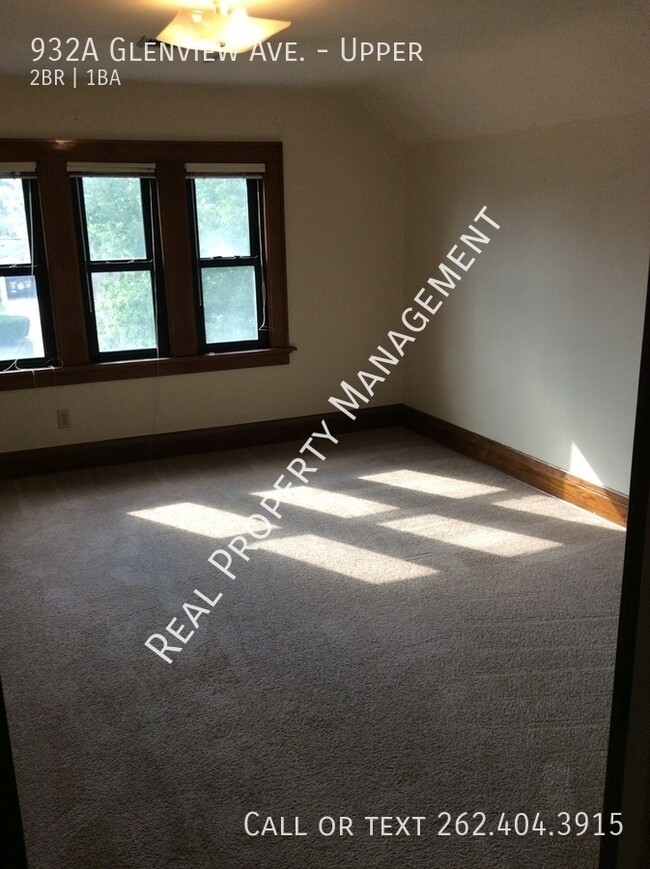 Building Photo - 2 Bedroom Upper Located in the Heart of Wa...