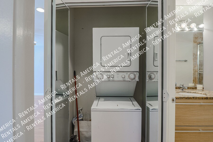 Building Photo - 1850 E Maryland Ave