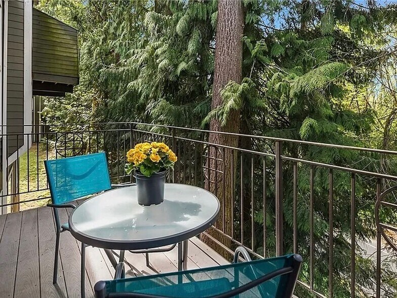 Building Photo - Bellevue Townhouse!!