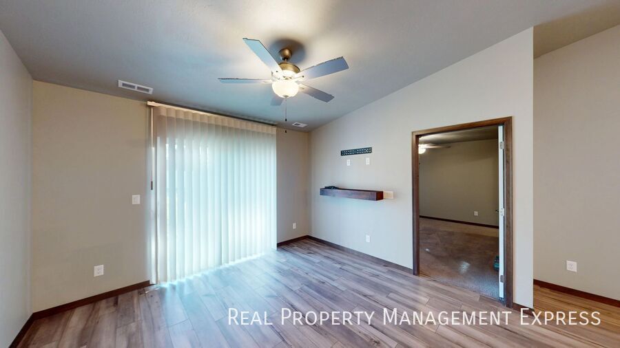 Building Photo - Bright, Spacious, and Move-In Ready 2-Bedr...