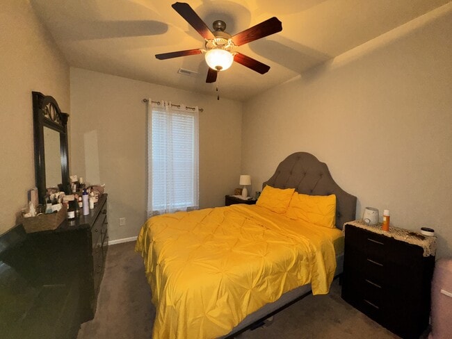 Building Photo - 400 Glenhaven Ln