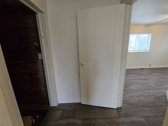 Building Photo - Northside Spokane! Available Now! Move In Special!!