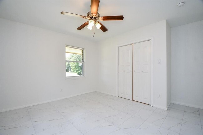 Building Photo - 9806 Larston St