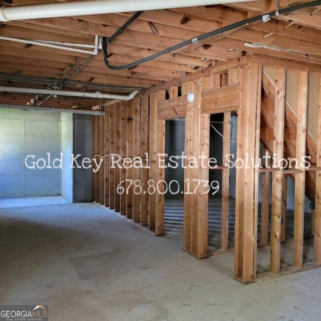 Building Photo - 915 Burning Bush Dr