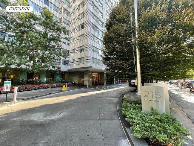 Building Photo - 215 E 68th St