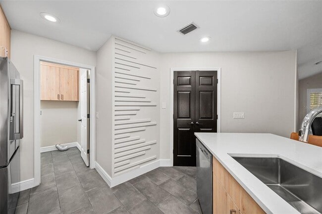 Building Photo - 9821 SW 34th Rd