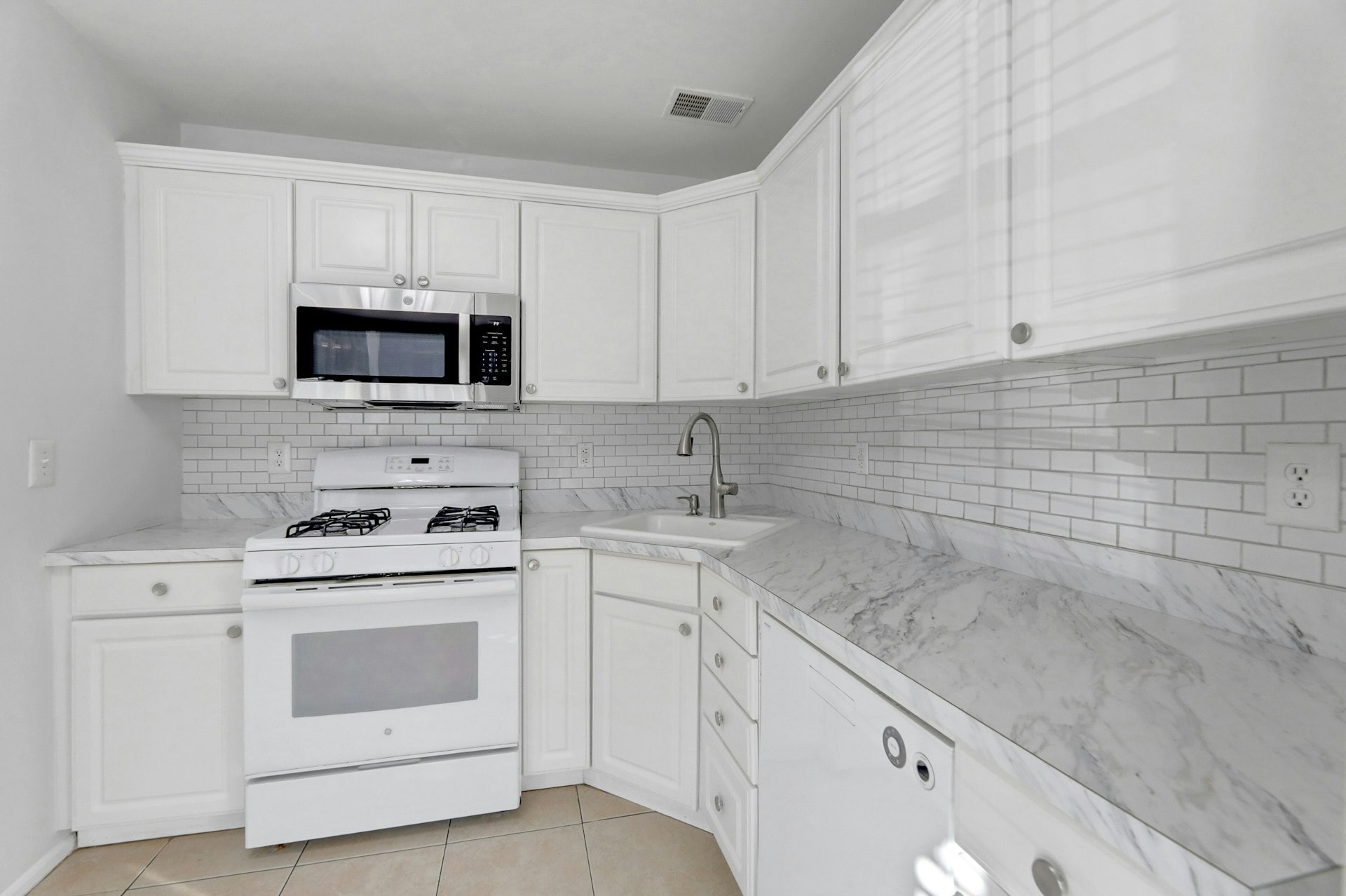 Building Photo - 2198 Kent Ct