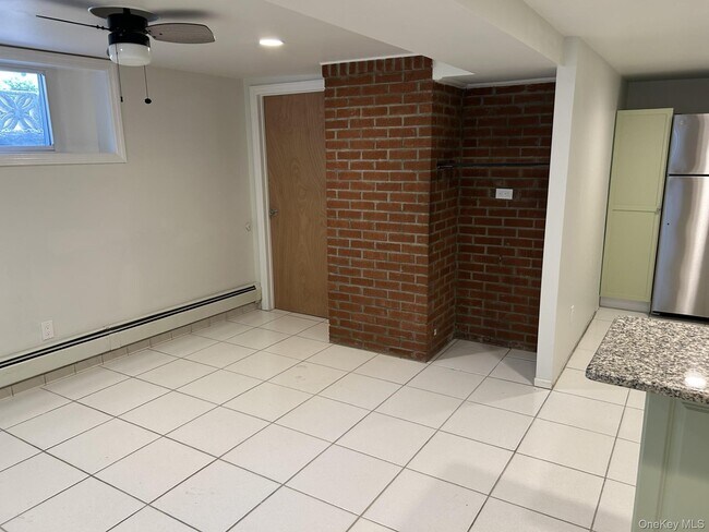 Building Photo - 15 Maple St