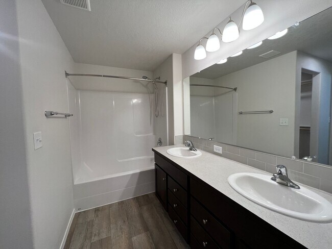 Building Photo - Modern 3 Bed 2 Bath!! Covered Patio!!