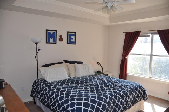 Building Photo - 609 E 49th St