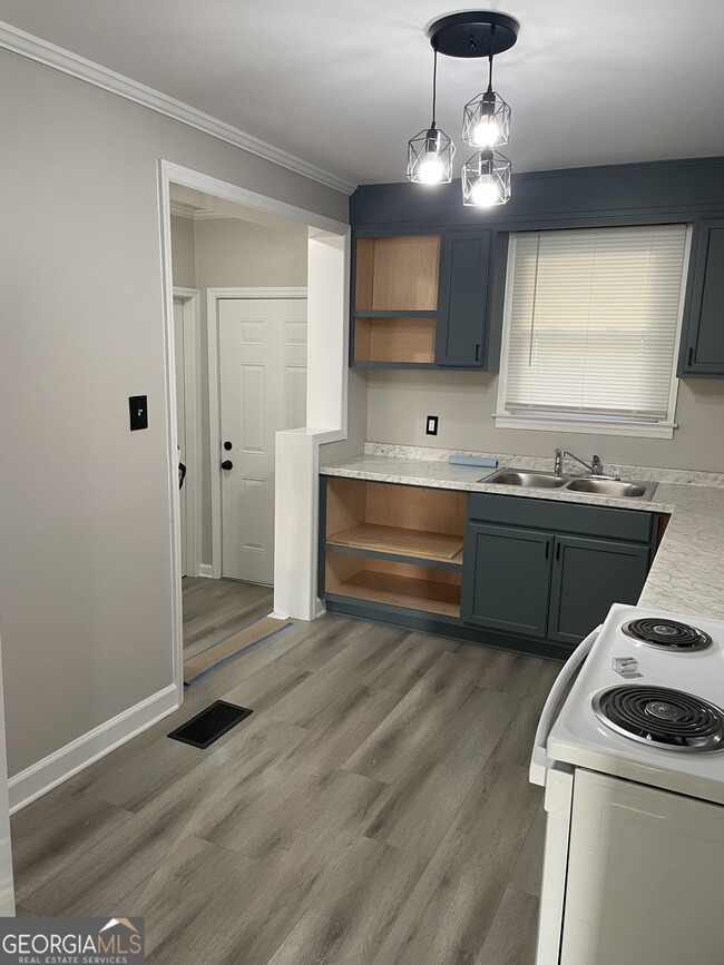 Building Photo - 1112 N Beddingfield Dr