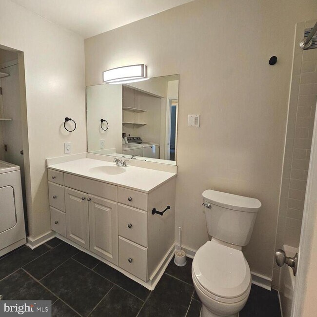 Building Photo - 5821 Royal Ridge Dr
