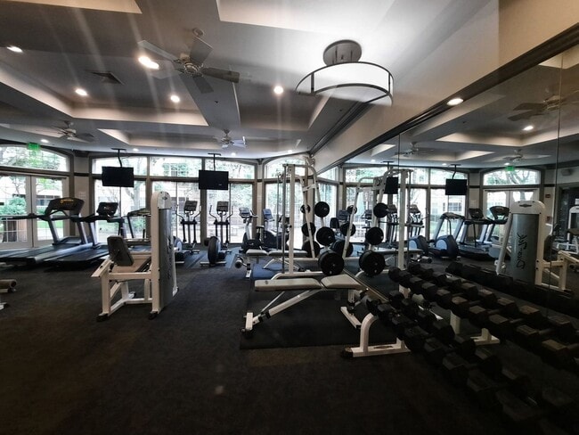 Building Photo - 1BR Condo in Upscale Highview. Enjoy Resor...