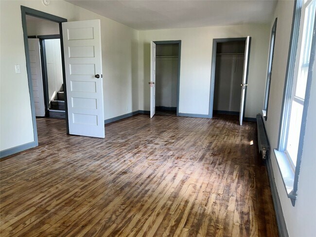 Building Photo - 216 Robinson St