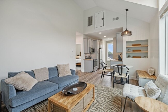 Building Photo - Furnished short term rental home with all utilities included