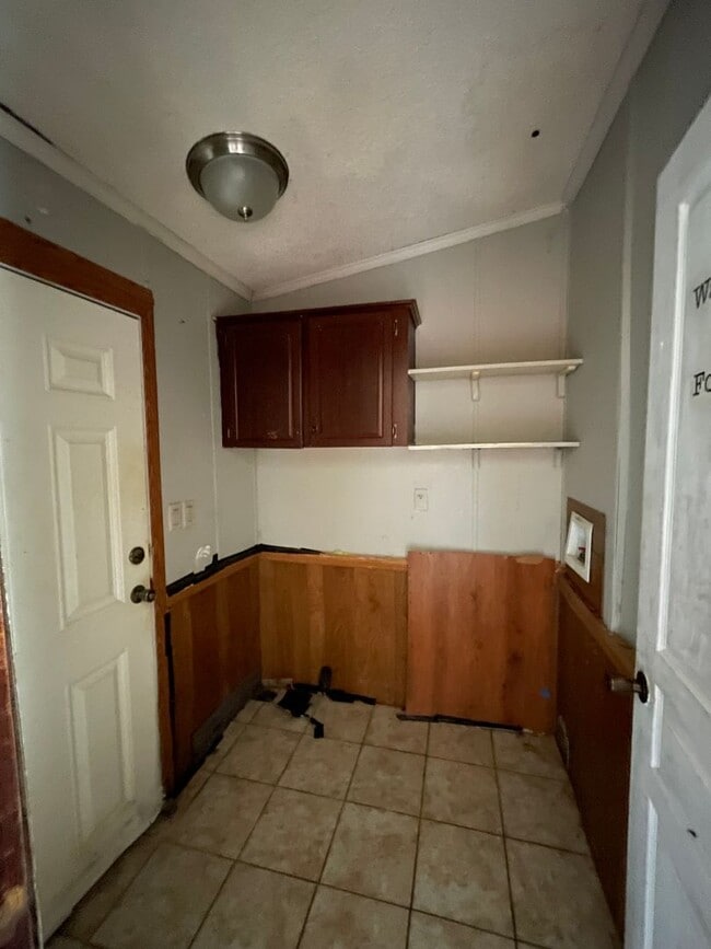 Building Photo - Country living with spacious front and backyard - 3 beds/ 2bath available now